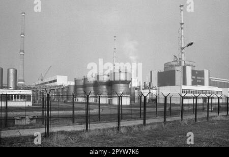 Bulgarien, Kosloduj, 14.11.1991. Archiv: 30-05-17a das Kernkraftwerk Kosloduj ist das einzige in Betrieb befindliche Kernkraftwerk in Bulgarien. Es liegt 200 km nördlich von Sofia und 5 km östlich von Kosloduj an der Donau. Der Bau des Kernkraftwerks begann am 6. April 1970. Foto: Exterieur von Kozloduy NPP [maschinelle Übersetzung] Stockfoto