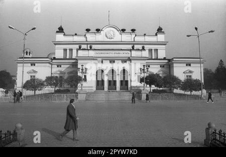 Bulgarien, Sofia, 11/16/1991. Archiv.: 30-10-32 Sofia, die Hauptstadt des Balkanstaates Bulgarien, befindet sich im Westen des Landes am Fuße des Vitosha. Die Wahrzeichen der Stadt reichen über 2.000 Jahre unter teilweise griechischer, römischer, osmanischer und sowjetischer Herrschaft zurück. Foto: Nationalversammlung der Republik Bulgarien [automatisierte Übersetzung] Stockfoto