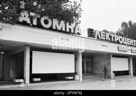 Bulgarien, Kosloduj, 14-11-1991. Archiv: 30-02-06 das Kernkraftwerk Kosloduj ist das einzige in Betrieb befindliche Kernkraftwerk in Bulgarien. Es liegt 200 km nördlich von Sofia und 5 km östlich von Kosloduj an der Donau. Der Bau des Kernkraftwerks begann am 6. April 1970. Foto: Haupteingang zum Kozloduy NPP. [Maschinelle Übersetzung] Stockfoto