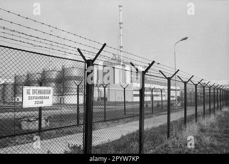 Bulgarien, Kosloduj, 14.11.1991. Archiv: 30-05-24a das Kernkraftwerk Kosloduj ist das einzige in Betrieb befindliche Kernkraftwerk in Bulgarien. Es liegt 200 km nördlich von Sofia und 5 km östlich von Kosloduj an der Donau. Der Bau des Kernkraftwerks begann am 6. April 1970. Foto: Exterieur von Kozloduy NPP [maschinelle Übersetzung] Stockfoto