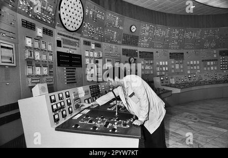 Bulgarien, Kosloduj, 14-11-1991. Archiv: 30-02-18 das Kernkraftwerk Kosloduj ist das einzige in Betrieb befindliche Kernkraftwerk in Bulgarien. Es liegt 200 km nördlich von Sofia und 5 km östlich von Kosloduj an der Donau. Der Bau des Kernkraftwerks begann am 6. April 1970. Foto: Der Reaktorkontrollraum des KKW Kosloduj. [Maschinelle Übersetzung] Stockfoto