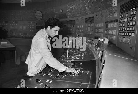 Bulgarien, Kosloduj, 14-11-1991. Archiv: 30-02-29 das Kernkraftwerk Kosloduj ist das einzige in Betrieb befindliche Kernkraftwerk in Bulgarien. Es liegt 200 km nördlich von Sofia und 5 km östlich von Kosloduj an der Donau. Der Bau des Kernkraftwerks begann am 6. April 1970. Foto: Der Reaktorkontrollraum des KKW Kosloduj. [Maschinelle Übersetzung] Stockfoto