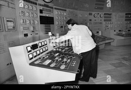 Bulgarien, Kosloduj, 14.11.1991. Archiv: 30-05-01 das Kernkraftwerk Kosloduj ist das einzige in Betrieb befindliche Kernkraftwerk in Bulgarien. Es liegt 200 km nördlich von Sofia und 5 km östlich von Kosloduj an der Donau. Der Bau des Kernkraftwerks begann am 6. April 1970. Foto: Der Reaktorkontrollraum des KKW Kosloduj. [Maschinelle Übersetzung] Stockfoto