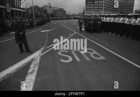 DDR, Berlin, 07.10.1988, Militärparade der NVA zum 39. Tag der Republik, Volksflotte, Alexanderplatz, [automatisierte Übersetzung] Stockfoto