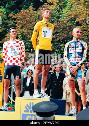 Richard Virenque, Jan Ullrich, Marco Pantani bei der Preisverleihung der Tour de France in Paris. [Maschinelle Übersetzung] Stockfoto