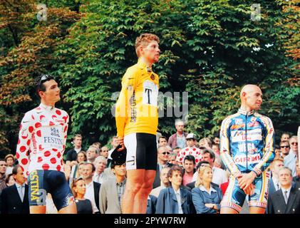 Richard Virenque, Jan Ullrich, Marco Pantani bei der Preisverleihung der Tour de France in Paris. [Maschinelle Übersetzung] Stockfoto