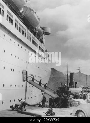 Der KdF-Dampfer Robert Ley im Hafen von Santa Cruz auf Teneriffa. [Maschinelle Übersetzung] Stockfoto