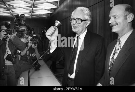 Deutschland, Bonn, 12.11.1991. Archiv: 29.-73-24. Sitzung der SPD-Fraktion Foto: Vorsitzender der SPD-Fraktion Hans-Jochen Vogel und Peter Treck [automatisierte Übersetzung] Stockfoto