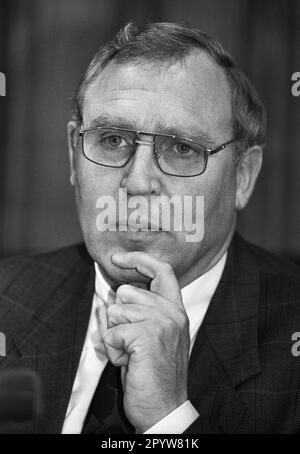 Deutschland, Bonn, 29.10.1991. Archiv: 29-47-26 Pressekonferenz mit Prof. Dr. Werner Muench Foto: Werner Muench, Ministerpräsident Sachsen-Anhalt [maschinelle Übersetzung] Stockfoto
