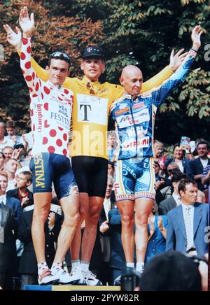 Richard Virenque, Jan Ullrich, Marco Pantani bei der Preisverleihung des Toru de Frane in Paris. [Maschinelle Übersetzung] Stockfoto