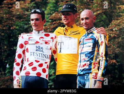 Richard Virenque, Jan Ullrich, Marco Pantani zum Abschluss des Toru de France 1997 in Paris. [Maschinelle Übersetzung] Stockfoto