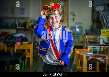 Auf dem Bild ist ein Schüler der Waunarlwydd Primary School in Swansea zu sehen, der am Samstag zur Krönung seiner Majestät des Königs verkleidet ist, während sich die Öffentlichkeit in ganz Großbritannien auf das historische Ereignis vorbereiten, bei dem König Karls Krönung zu sehen ist. Die Schüler der Schule hatten die Möglichkeit, Rot, Weiß und Blau für ihre Schuluniform zu tragen und nahmen den ganzen Tag über an Krönungsveranstaltungen Teil. Stockfoto