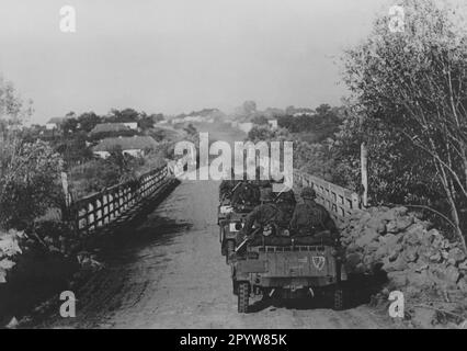 Soldaten der Leibstandarte-SS Adolf Hitler in Volkswagen Kübelwagen an der Ostfront. Foto: Roth [maschinelle Übersetzung] Stockfoto