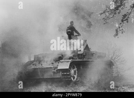 Panzer IV bei künstlichem Nebel während des Kampfes an der Ostfront. Foto: Dürr. [Maschinelle Übersetzung] Stockfoto