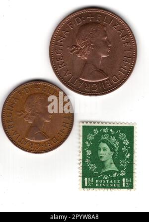 Eineinhalb Penny-Münzen und Stempel aus der Herrschaft von Königin Elizabeth II. Isoliert auf weißem Hintergrund. Stockfoto