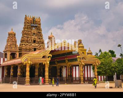 Der Eingang zum Nallur Kandaswamy Tempel in Jaffna, im Norden Sri Lankas, komplett mit einem kunstvoll geschnitzten fünfstöckigen Gopuram in den dravidischen Archi Stockfoto