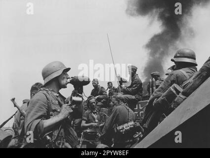 Infanteristen in einem Brückenkopf auf dem Donetz bei Starizza während der Offensive im südlichen Teil der Ostfront. In der hinteren Runde wird eine Angriffswaffe III mit Munition beschossen. Foto: Kipper. [Maschinelle Übersetzung] Stockfoto