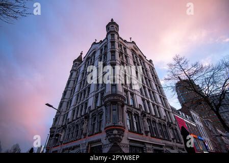 Rotterdam, Niederlande : Blick auf das Weiße Haus, den ersten Wolkenkratzer in Europa, erbaut 1898 im Jugendstil. Vintage-Style hinzugefügt. . Stockfoto