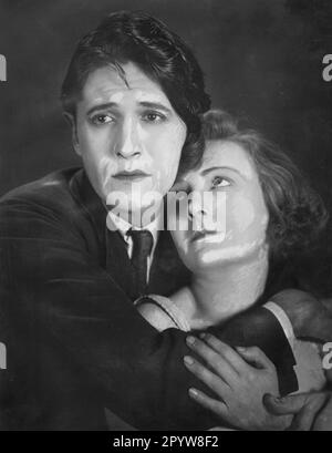 Ivor Novello und Mabel Poulton im britischen Stummfilm "Constant Nymph", 1928. Die Gesichter der beiden Zeichen werden retuschiert. [Maschinelle Übersetzung] Stockfoto