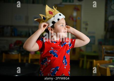 Auf dem Bild ist ein Schüler der Waunarlwydd Primary School in Swansea zu sehen, der am Samstag zur Krönung seiner Majestät des Königs verkleidet ist, während sich die Öffentlichkeit in ganz Großbritannien auf das historische Ereignis vorbereiten, bei dem König Karls Krönung zu sehen ist. Die Schüler der Schule hatten die Möglichkeit, Rot, Weiß und Blau für ihre Schuluniform zu tragen und nahmen den ganzen Tag über an Krönungsveranstaltungen Teil. Stockfoto