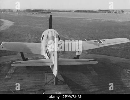 Focke Wulf FW 190, deutsches Kampfflugzeug, auf dem Kompass eines Flugplatzes. [Maschinelle Übersetzung] Stockfoto