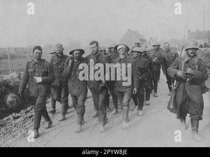 Ein deutscher Soldat bringt britische Gefangene nach hinten. Das Foto wurde während der Schlacht um die Aisne im Jahr 1917 aufgenommen. [Maschinelle Übersetzung] Stockfoto