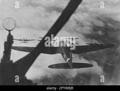 Vereinigung deutscher Kampfflugzeuge Heinkel He 111 während eines feindlichen Fluges im südlichen Teil der Ostfront. PK-Foto: Klose [automatisierte Übersetzung] Stockfoto