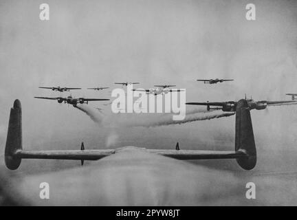 Dornier do 17 auf einem betriebsbereiten Flug. Das erste Flugzeug legte einen künstlichen Nebel ab, um die britische Flugabwehr zu erschweren. [Maschinelle Übersetzung] Stockfoto