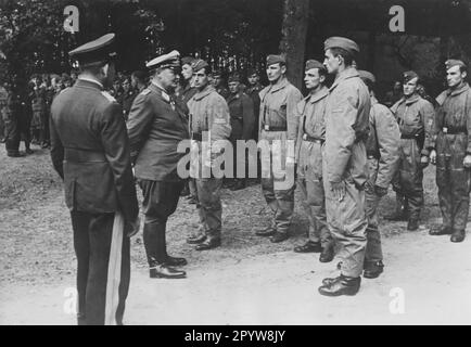 Hermann Göring besucht während der Schlacht um Großbritannien Geschwader im Westen als Oberbefehlshaber der Luftwaffe. PK-Foto: Lange. [Maschinelle Übersetzung] Stockfoto