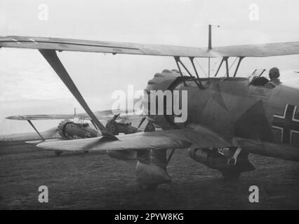 Deutsche Henschel 123s Taxi zum Start am Kitzingen Flugplatz. [Maschinelle Übersetzung] Stockfoto