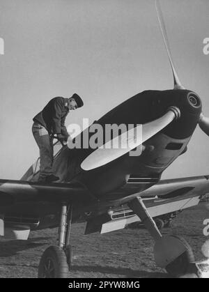 Messerschmitt Me 109 auf dem Flugplatz der Werneuchen Kampfschule. [Maschinelle Übersetzung] Stockfoto