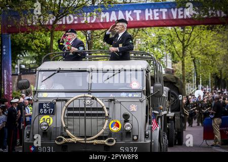 WAGENINGEN - atmosphärisches Bild während der jährlichen Befreiung in Wageningen als Tribut an die Befreier. Während der Zerstörung gehen Veteranen und Militärerben zum Befreiungstag. ANP VINCENT JANNINK niederlande raus - belgien raus Stockfoto