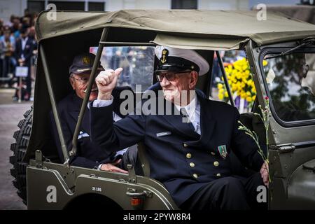 WAGENINGEN - atmosphärisches Bild während der jährlichen Befreiung in Wageningen als Tribut an die Befreier. Während der Zerstörung gehen Veteranen und Militärerben zum Befreiungstag. ANP VINCENT JANNINK niederlande raus - belgien raus Stockfoto