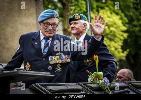 WAGENINGEN - atmosphärisches Bild während der jährlichen Befreiung in Wageningen als Tribut an die Befreier. Während der Zerstörung gehen Veteranen und Militärerben zum Befreiungstag. ANP VINCENT JANNINK niederlande raus - belgien raus Stockfoto