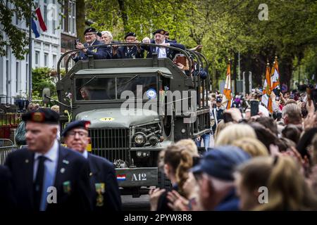 WAGENINGEN - atmosphärisches Bild während der jährlichen Befreiung in Wageningen als Tribut an die Befreier. Während der Zerstörung gehen Veteranen und Militärerben zum Befreiungstag. ANP VINCENT JANNINK niederlande raus - belgien raus Stockfoto