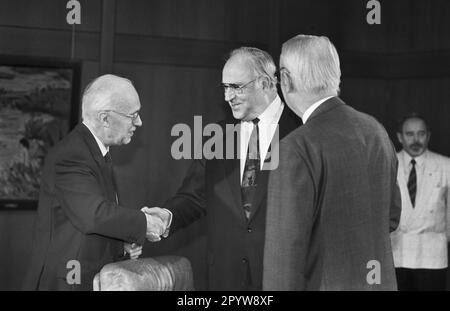 Deutschland, Bonn, 2. Oktober 1991. Archiv: 28.-77-19. Tagung des Bundeskabinetts Foto: Bundeskanzler Helmut Kohl begrüßt Bundesbankpräsident Dr. Helmut Schlesinger, rechts Gerhard Stoltenberg, Bundesverteidigungsminister [automatisierte Übersetzung] Stockfoto