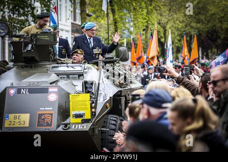 WAGENINGEN - atmosphärisches Bild während der jährlichen Befreiung in Wageningen als Tribut an die Befreier. Während der Zerstörung gehen Veteranen und Militärerben zum Befreiungstag. ANP VINCENT JANNINK niederlande raus - belgien raus Stockfoto