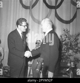 IOC - Kongress in Rom 1966 , bei dem München das Angebot für die Olympischen Spiele 1972 25.04.1966 erhielt / Avery Brundage (rechts) gratuliert ob Hans-Jochen Vogel (Oberbürgermeister von München) . [Maschinelle Übersetzung] Stockfoto