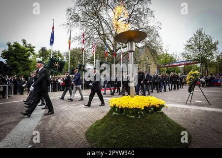 WAGENINGEN - atmosphärisches Bild während der jährlichen Befreiung in Wageningen als Tribut an die Befreier. Während der Zerstörung gehen Veteranen und Militärerben zum Befreiungstag. ANP VINCENT JANNINK niederlande raus - belgien raus Stockfoto