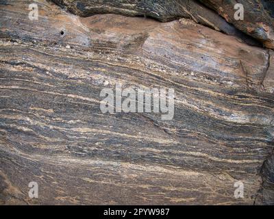 Schichten gekühlten Granits an der Spiegelwand auf Sigiriya oder Lion Rock im Zentrum von Sri Lanka. Stockfoto