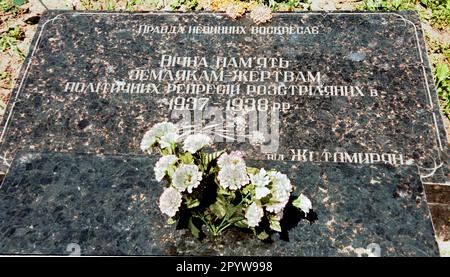 Ukraine / Gedenkstätten / 1998 Shitomir, Gedenkstätte für die Durchführung von Stalins Säuberungen von 1937/1938. Vor allem die Volhynia-Deutschen wurden hier vom sowjetischen Geheimdienst mit Schuss in den Hals hingerichtet. Dieses Kreuz existiert seit 1996. // ethnische Deutsche / Geschichte / Kommunismus / sowjetische Hinrichtungen / Denkmäler / Deutsche Opfer [maschinelle Übersetzung] Stockfoto