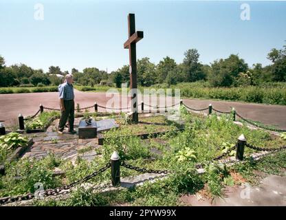 Ukraine / Gedenkstätten / 1998 Shitomir, Gedenkstätte für die Durchführung von Stalins Säuberungen von 1937/1938. Vor allem Volhynia-Deutsche wurden hier durch einen Schuss in den Hals getötet. Dieses Kreuz existiert seit 1996. // ethnische Deutsche / Geschichte / Kommunismus / Hinrichtungen / Denkmäler / Deutsche Opfer [maschinelle Übersetzung] Stockfoto