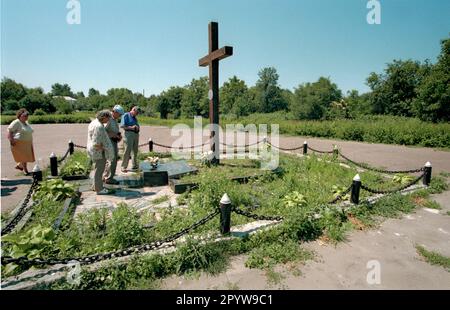 Ukraine / Gedenkstätten / 1998 Shitomir, Gedenkstätte für die Durchführung von Stalins Säuberungen von 1937/1938. Vor allem Volhynia-Deutsche wurden hier mit einem Schuss in den Hals getötet. Dieses Kreuz existiert seit 1996. // Volksdeutsche / Geschichte / Kommunismus / Hinrichtungen / Denkmäler / Deutsche Opfer Privat / Glaziers / Volhynia [automatisierte Übersetzung] Stockfoto