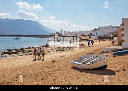 Spanien, Kanarische Inseln, Insel Lanzarote, Insel La Graciosa. Caleta de Sebo. Port (Anschluss). Stockfoto