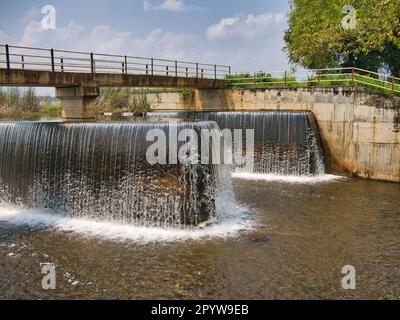 Wasserkaskaden über Wasserstandkontrollwaden - Teil des Tankkaskadensystems im Zentrum von Sri Lanka in der Nähe der Stadt Dambulla Stockfoto