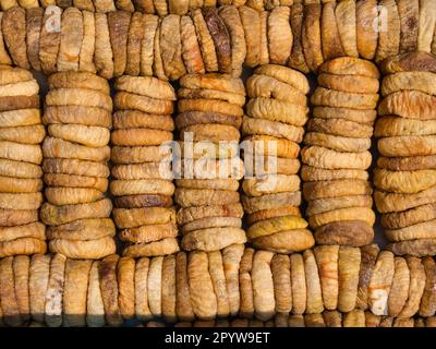 Reihen getrockneter, organischer lerida-Feigen in einem 12,5kg-l-Großpackkarton. Stockfoto