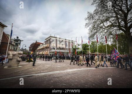 WAGENINGEN - atmosphärisches Bild während der jährlichen Befreiung in Wageningen als Tribut an die Befreier. Während der Zerstörung gehen Veteranen und Militärerben zum Befreiungstag. ANP VINCENT JANNINK niederlande raus - belgien raus Stockfoto