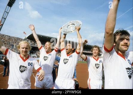 FB - BL , 34. Matchday , Hamburger SV - Karlsruher SC 3:3 /29.05.1982/ Jubel HSV von links Lars Bastrup, Horst Hrubesch , William -Jimmy- Hartwig mit Meisterschaftstrophäe . Ditmar Jakobs und Holger Hieronymus nur für journalistische Zwecke! Nur redaktionelle Verwendung ! [Maschinelle Übersetzung] Stockfoto