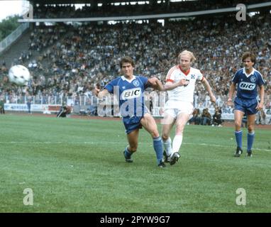 FB - BL , 34. Matchday , Hamburger SV - Karlsruher SC 3:3 /29.05.1982/ Lars Bastrup (HSV) schießt vor Uwe Dittus (links) nur zu journalistischen Zwecken! Nur redaktionelle Verwendung ! [Maschinelle Übersetzung] Stockfoto