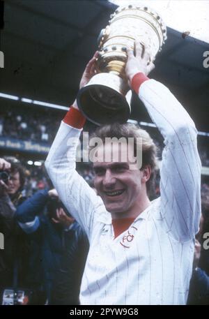 DFB Cup-Finale FC Bayern München – 1. FC Nürnberg 4:2 /01.05.1982/ Karl-Heinz Rummenigge (FC Bayern) mit dem Becher [automatisierte Übersetzung] Stockfoto